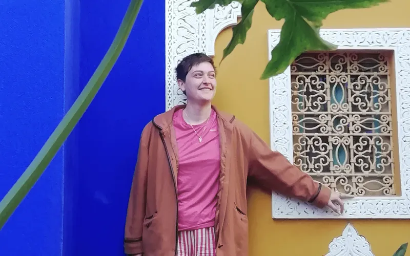 Camille devant une fenêtre ouvragée, à Marrakech