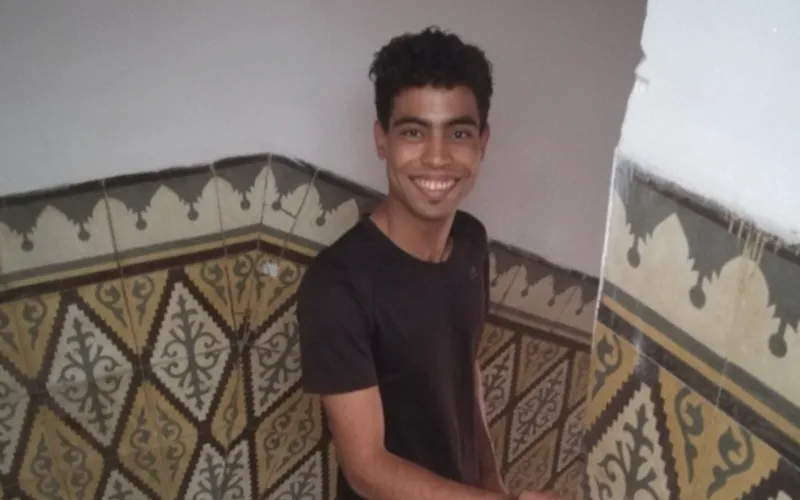 Salah, souriant, dans l’escalier d’un riad