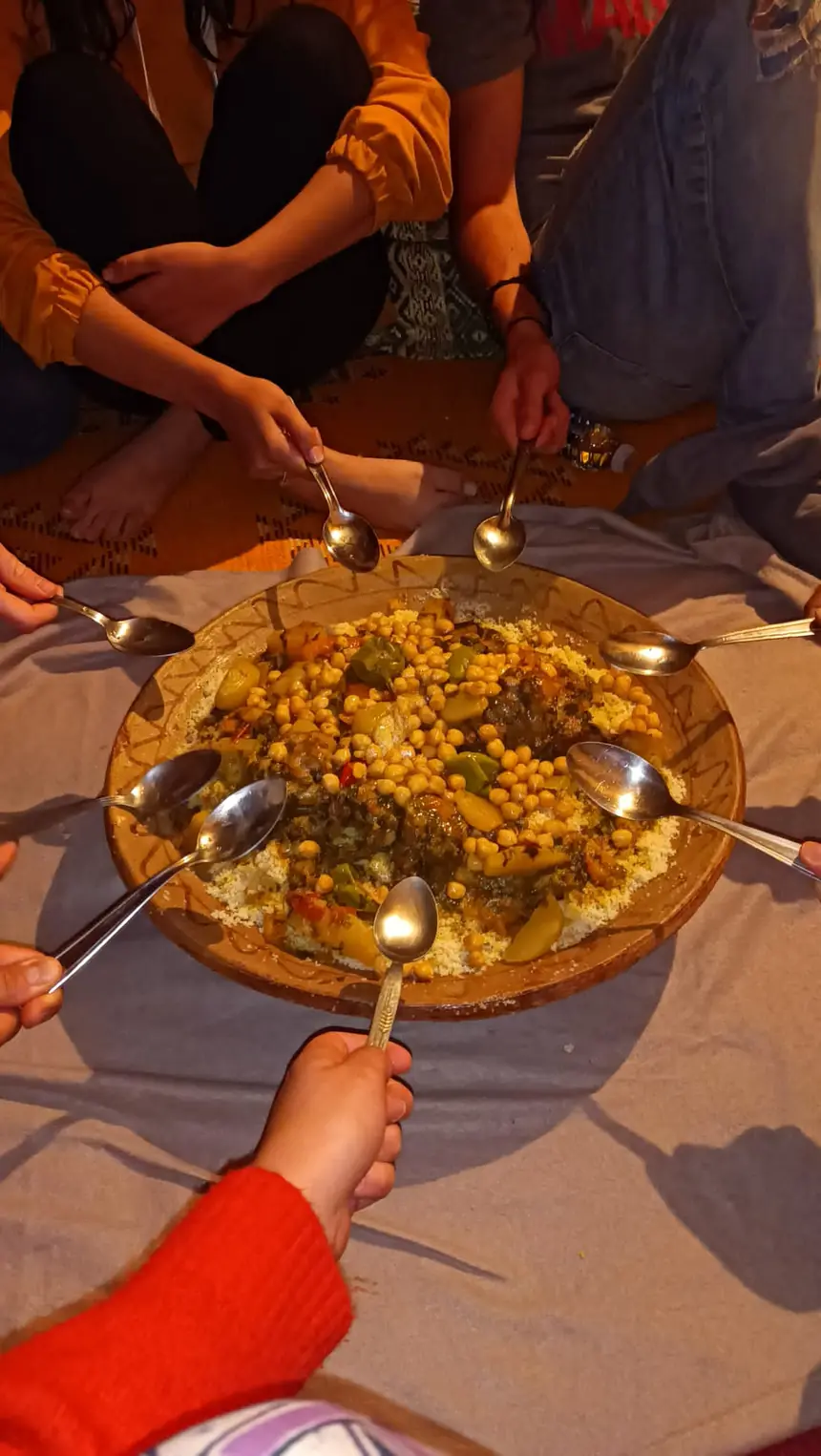 Plat traditionnel marocain partagé autour d’une table