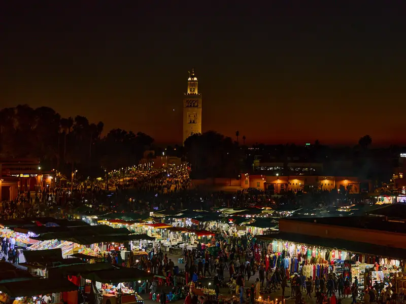 La place Jemaa el-Fna et la Koutoubia, à la tombée de la nuit