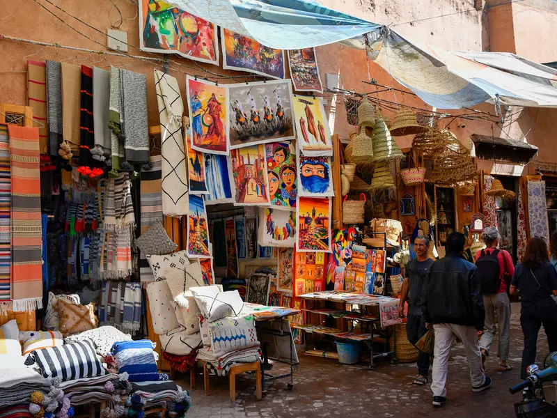 Ruelle d’un souk de Marrakech, entre tapis, coussins et paniers tressés