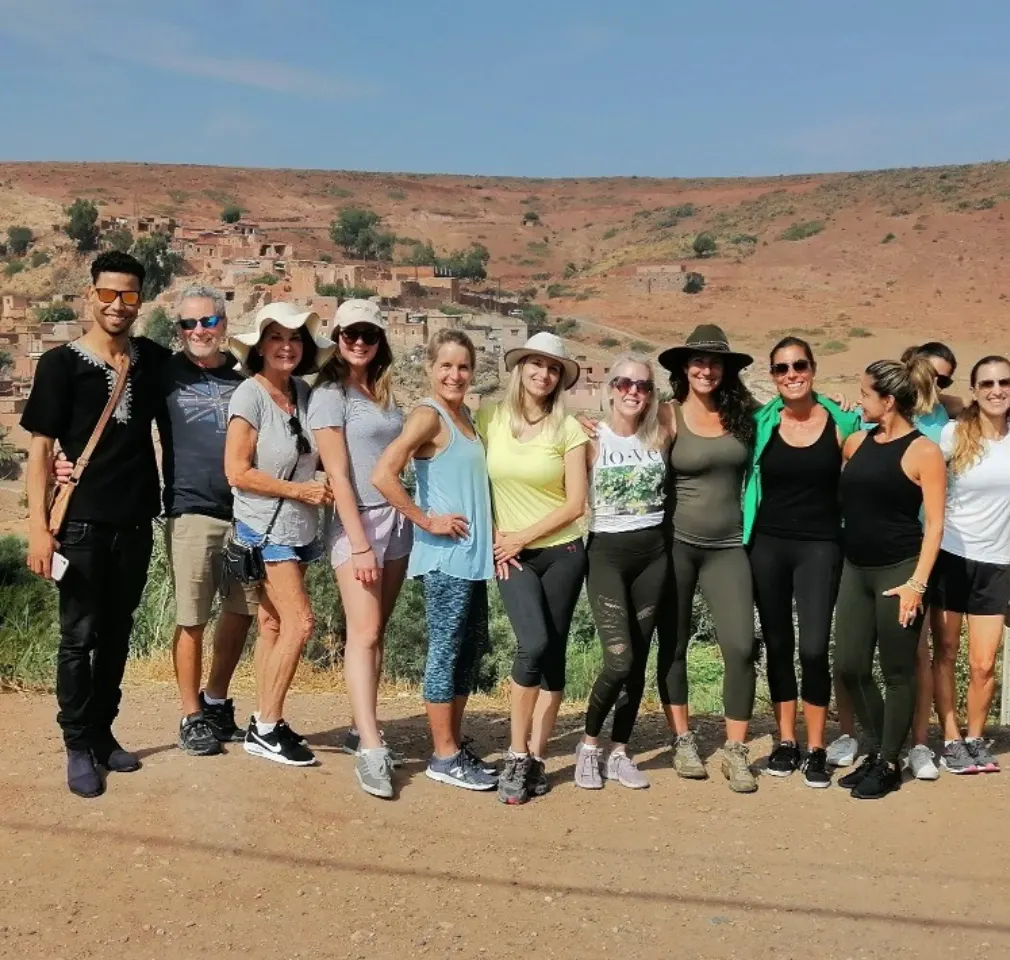 Salah avec un groupe de voyageuses devant un village de l’Atlas